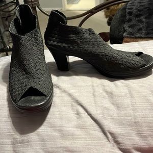 Black open toe Bernie Mev